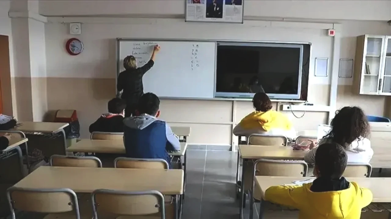 Sendika Yöneticisi Memurlara Kötü Haber! Aylıksız İzin Parçalı Kullanılamayacak