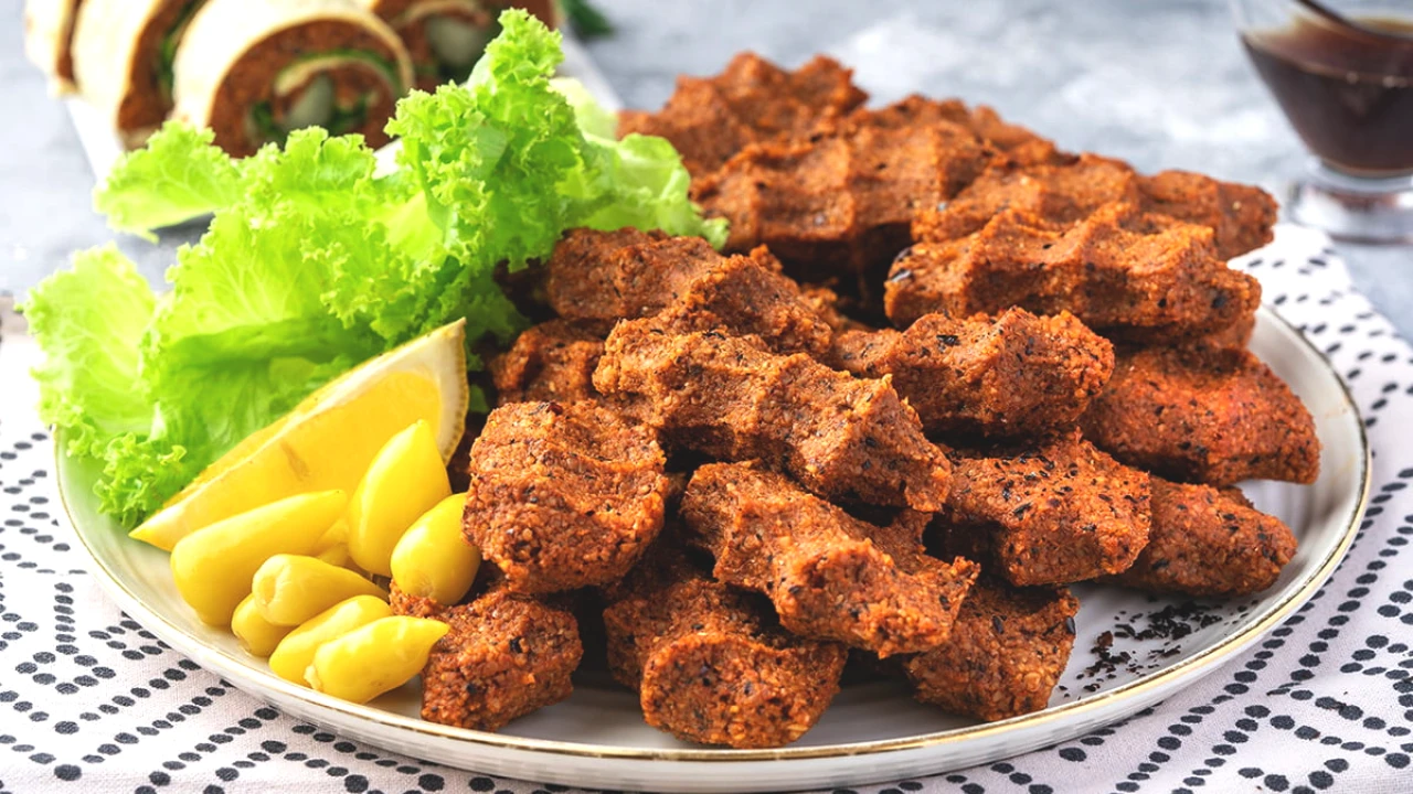 Evde Urfa Usulü Çiğ Köfte! Sakız Kıvamının Sırrı Buzlu Suda ve İsotta